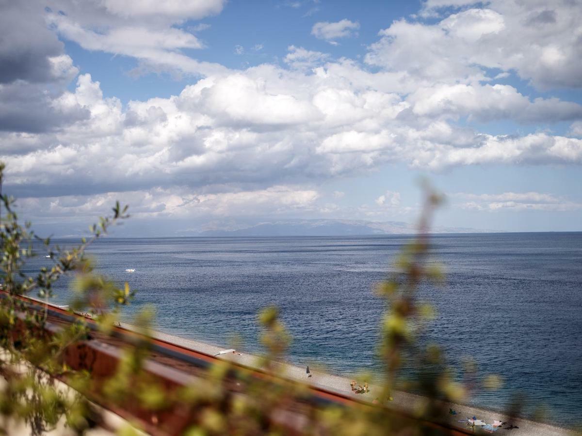 圣泰雷萨迪里瓦Marina Di Savoca公寓 外观 照片