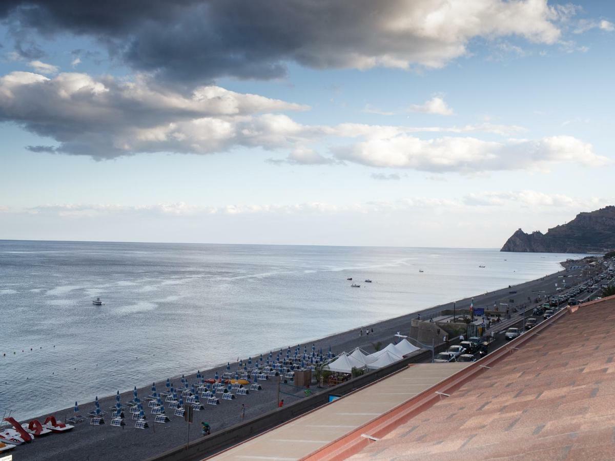 圣泰雷萨迪里瓦Marina Di Savoca公寓 外观 照片